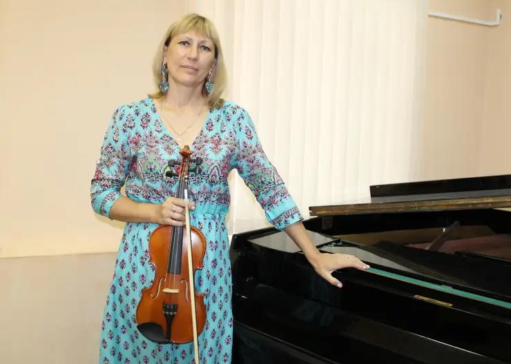 Преподаватель игры на скрипке Лилия Цветкова играет танцевальные мелодии и джаз