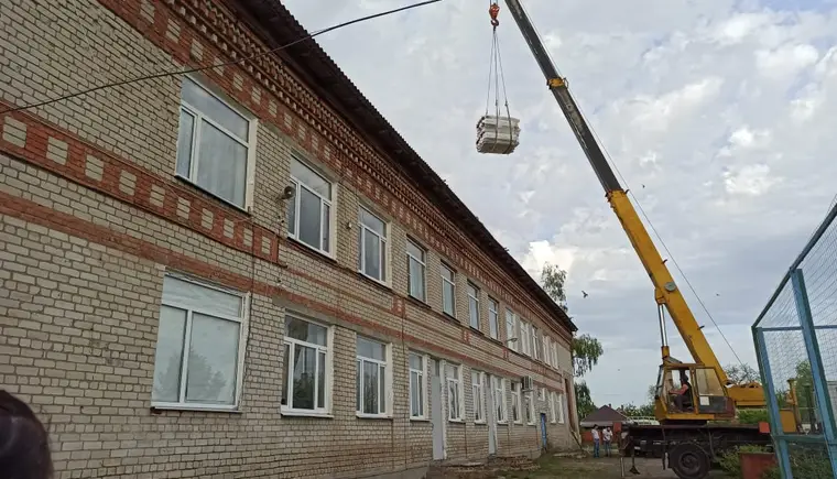 В поселке имени М.Горького идет капитальный ремонт кровли здания Дома культуры