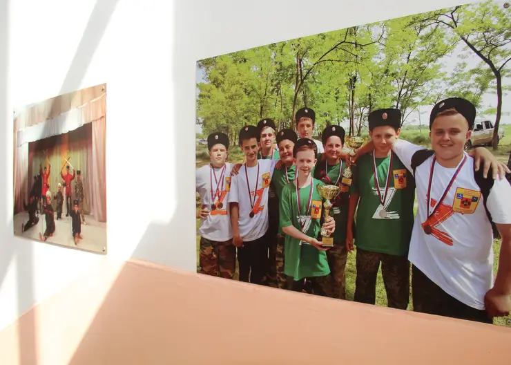 В школе №21 хутора Лосево оформили лестничные марши фотографиями учеников