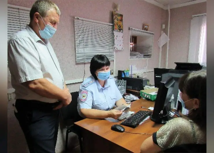 В Кавказском районе полицейские и общественники провели акцию по популяризации государственных услуг