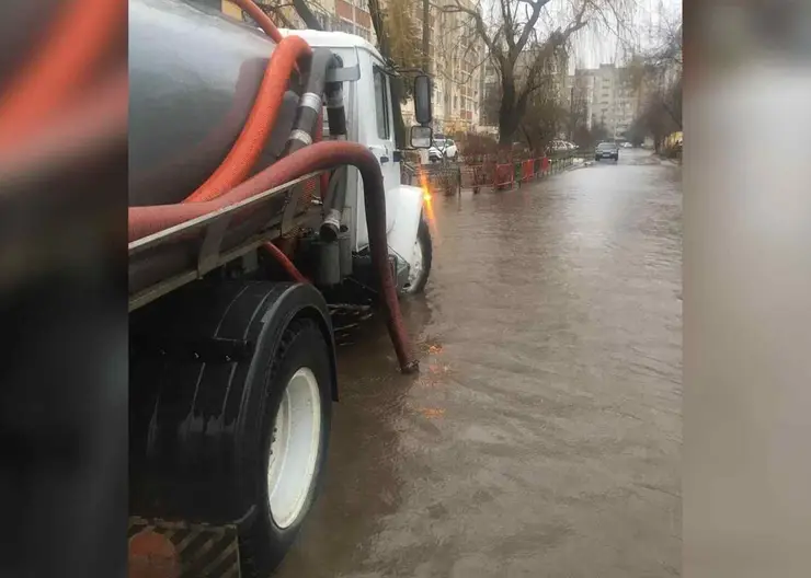 В Кропоткине откачивают воду с городских улиц