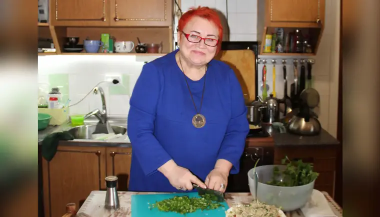 Жительница станицы Дмитриевской Людмила Терентьева показала журналистам районной газеты, как готовят грузинские блюда