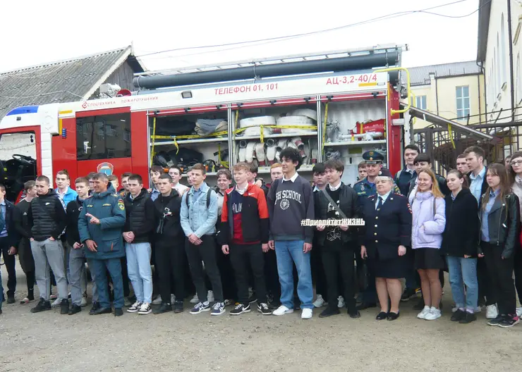 Госавтоинспекторы и спасатели организовали краш-курс для студентов