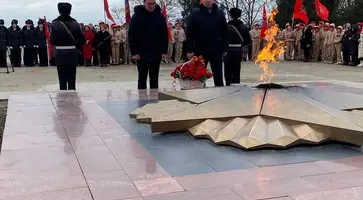 В честь годовщины освобождения Кропоткина от немецко-фашистских захватчиков к Вечному огню возложили цветы