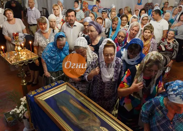 В православный праздник Успения Пресвятой Богородицы на богослужение в храм собрались более сотни прихожан