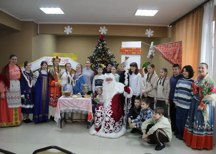 6 января в Доме культуры города Кропоткина состоялась театрализовано-игровая программа "Рождественские посиделки".