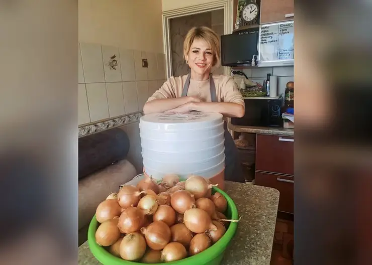 В Кавказском районе группа волонтеров готовит для бойцов сухие супы