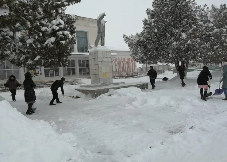В станице Казанской снегоуборочная техника на расчистке улиц с раннего утра