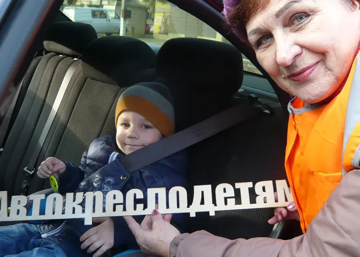 Госавтоинспекторы Кавказского района с активистами из патруля «серебряный возраст» подключились к краевой акции «Автокресло — детям!»