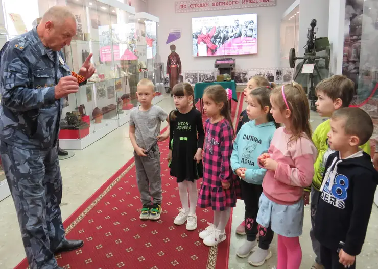 В Кавказском районе правоохранители и общественники организовали для дошкольников экскурсию в музей