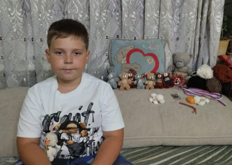Знакомьтесь, это Дима Кучерявый, ученик 2А класса школы №2 им. К.К. Рокосовского, ему 8 лет