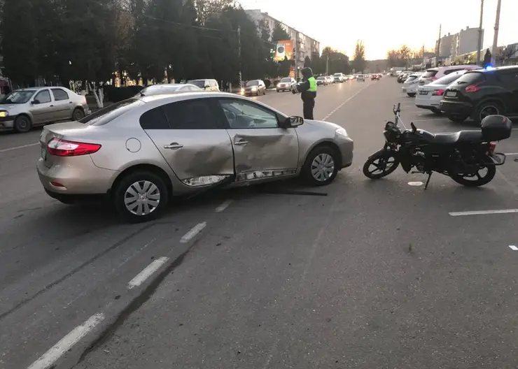 В Кропоткине автомобиль сбил подростка на мопеде