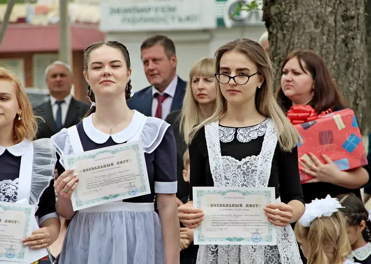В Кавказском районе последние звонки прозвучали для сотен выпускников