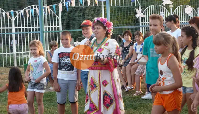 Девчонки и мальчишки поселка имени М.Горького все лето пропадали в Доме культуры у Натальи Цокол.