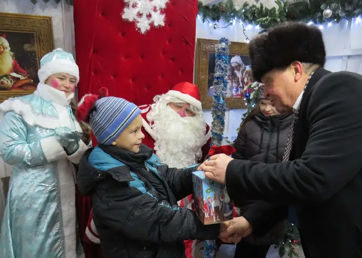 В Кавказском районе полицейские и общественники подарили детям настоящую зимнюю сказку