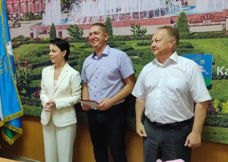 Памятный знак «За активное участие в территориальном общественном самоуправлении» получили семь руководителей ТОС Кавказского района