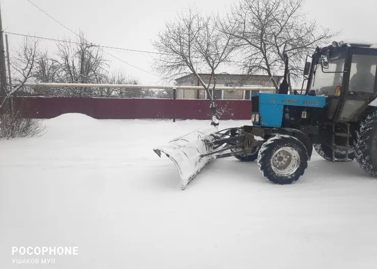 На уборке от снега дорог Привольного работает трактор