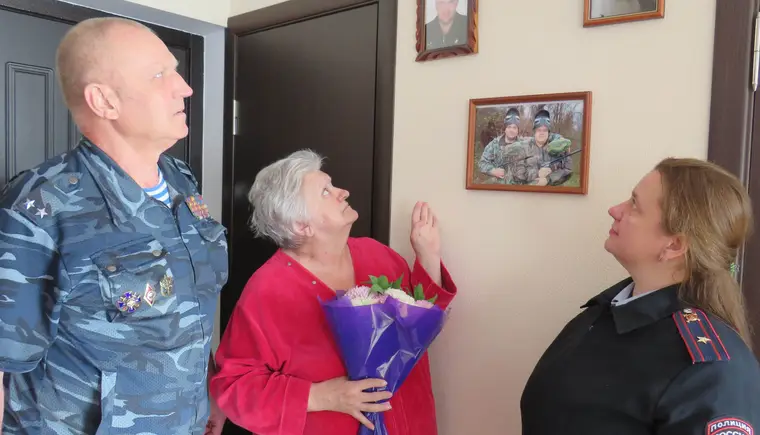 В Кавказском районе правоохранители и общественники навестили матерей и вдов сотрудников, погибших при исполнении служебного долга