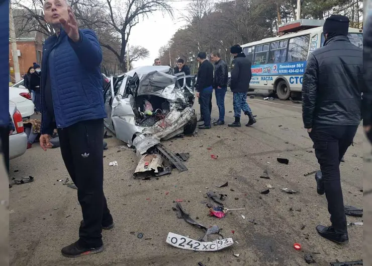 Сегодня днем на улице Красной города Кропоткина случилась автокатастрофа