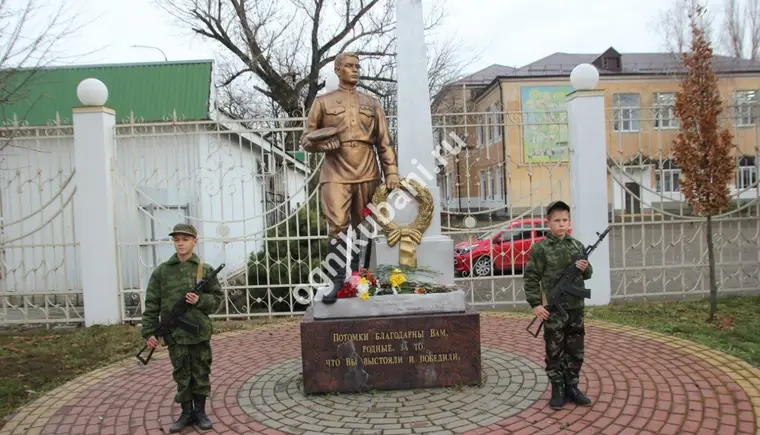 Воспитанники военно-патриотического клуба «Патриот» поклонились памяти воина-освободителя