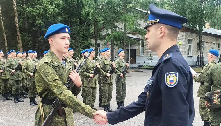 Парень из Кавказского района Максим Ермолаев стал одним из 15 ребят нашего региона, удостоенных особой чести — служить в Президентском полку России