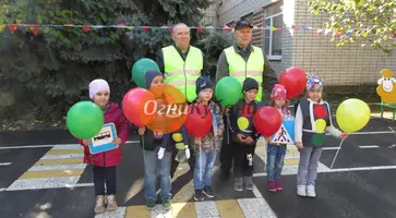 Сегодня утром в детском саду №18 г.Кропоткина на транспортной площадке прошел урок по соблюдению Правил дорожного движения.