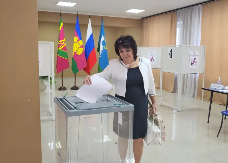 В 8 часов утра 9 сентября участковые избирательные комиссии Кавказского района открыли двери для жителей