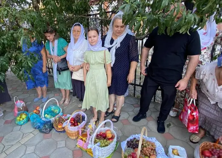 Сотни прихожан сегодня пришли в Покровский собор города Кропоткина на праздник Преображения Господне