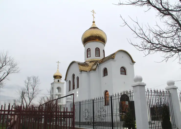 Епископ Стефан освятил новый храм Святителя Николая Мирликийского в Привольном
