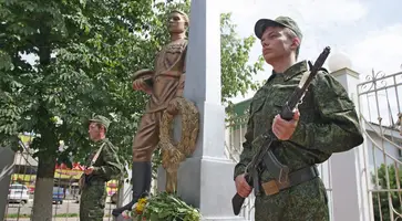 В День памяти и скорби командиры-наставники детского военного патриотического клуба «Патриот» в знак уважения к воинам-освободителям почтили их минутой молчания и возложили цветы к памятнику