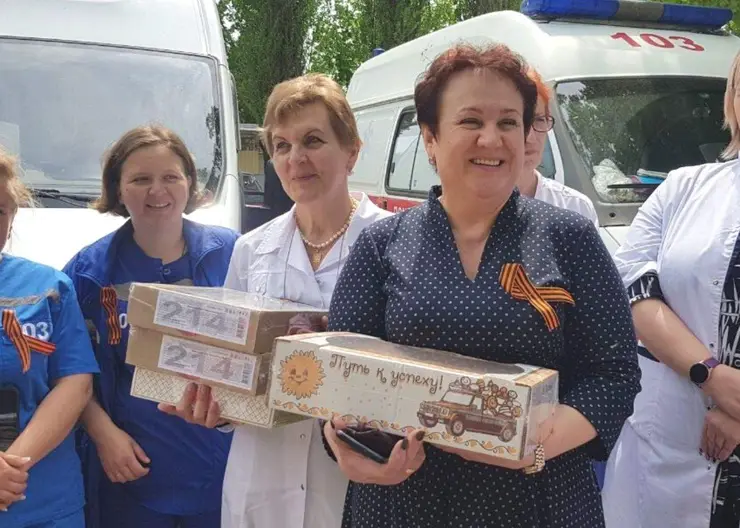 Молодые депутаты-единороссы Кавказского района вручили подарки сотрудникам Станции скорой помощи