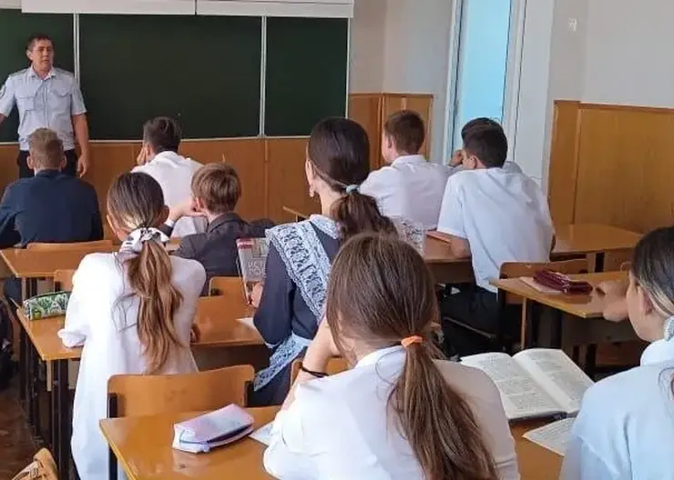 В Кавказском районе полицейские проводят правовые уроки в школах