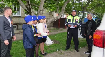 В Кавказском районе правоохранители и общественники вручили георгиевские ленточки и «фронтовые треугольники» водителям