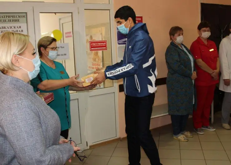 Волонтеры и депутаты «Единой России» поблагодарили врачей Кавказской центральной районной больницы