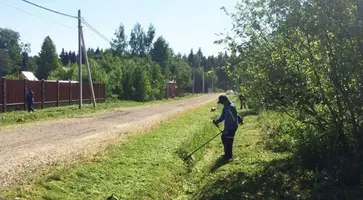 В станице Кавказской приступили к обкосу обочин дорог