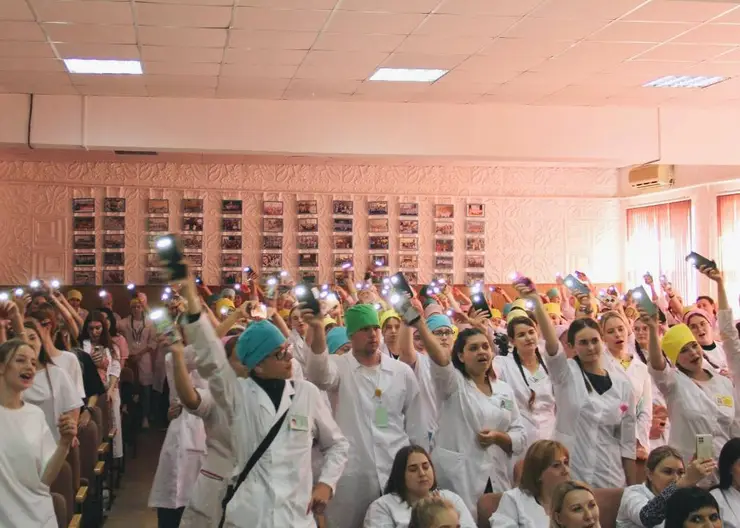 Первокурсников Кропоткинского медицинского колледжа посвятили в студенты