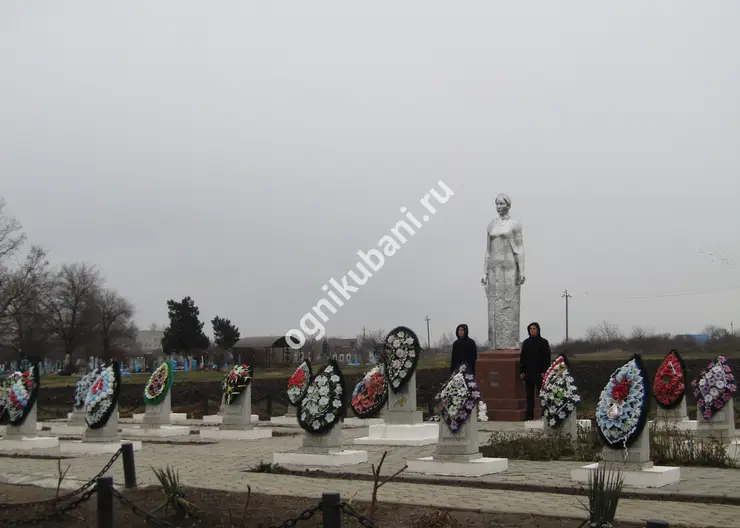 В станице Темижбекской в День неизвестного солдата юноши стояли в Почетном карауле