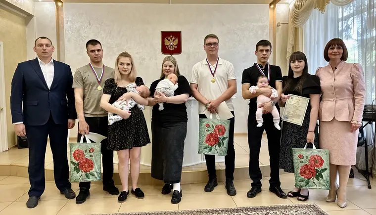 В Кропоткинском ЗАГСе поздравили семьи, в которых родился первый ребенок