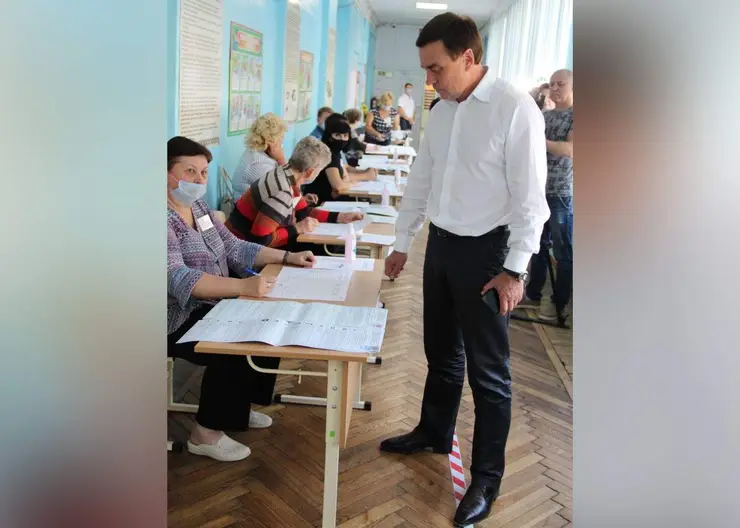 Глава Кавказского района Виталий Очкаласов проголосовал в первый избирательный день