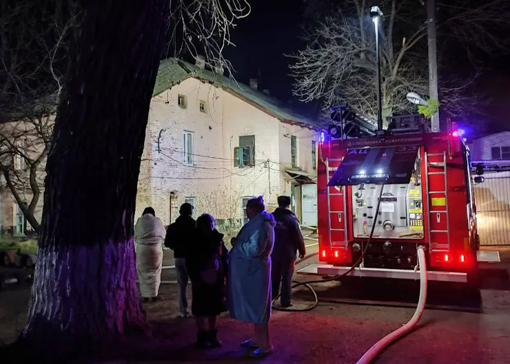 В Кропоткине при пожаре в многоквартирном доме погибла пенсионерка