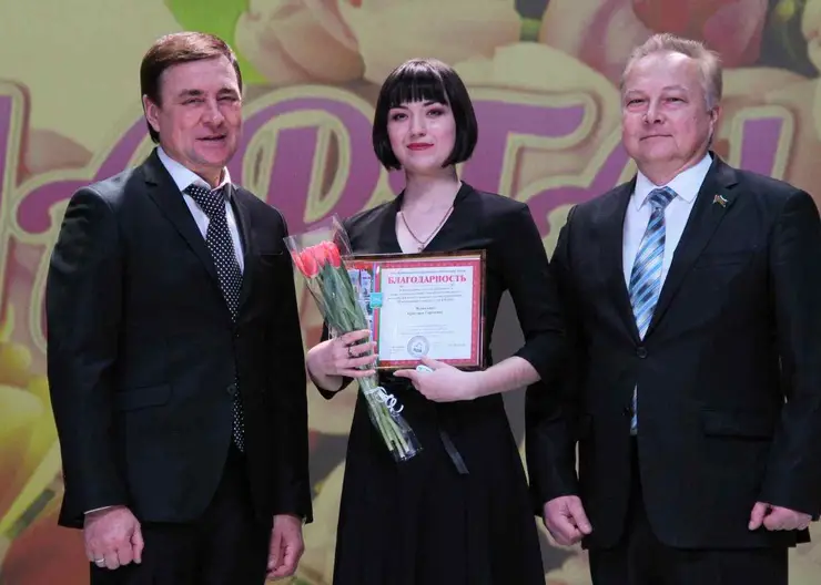 Виталий Очкаласов на праздничном концерте поздравил женщин района с Днём 8 Марта