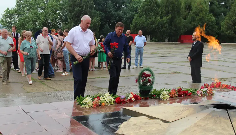 <strong>В Кропоткине в День памяти и скорби к Вечному огню возложили цветы</strong>