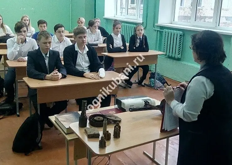 Час патриотизма провели специалисты городского краеведческого музея г.Кропоткина для восьмиклассников СОШ №16