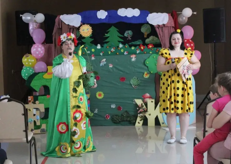 Для особенных детей в Доме культуры города Кропоткина устроили кукольный спектакль с превращениями