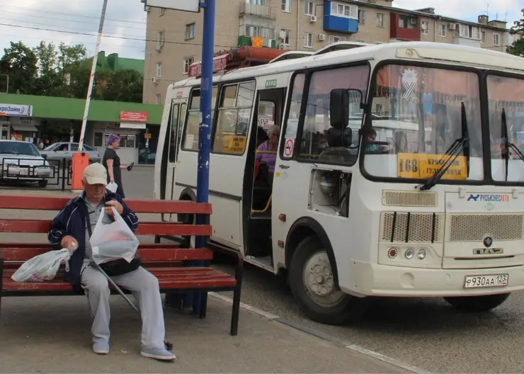 На перроне Кропоткинского автовокзала на посадочных площадках установили удобные скамейки