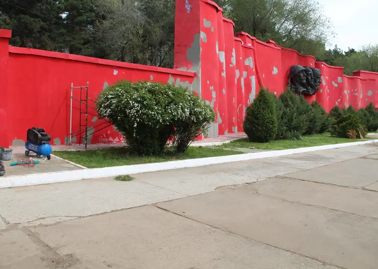 В парке 30-летия Победы Кропоткина идет масштабная уборка
