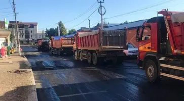 В районе Центрального рынка Кропоткина укладывают второй слой асфальта