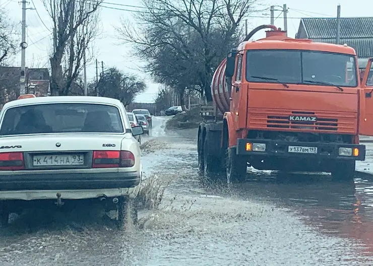 В Кропоткине после интенсивного таяния снега на откачке ливневых вод работают три единицы техники