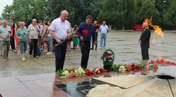 <strong>В Кропоткине в День памяти и скорби к Вечному огню возложили цветы</strong>