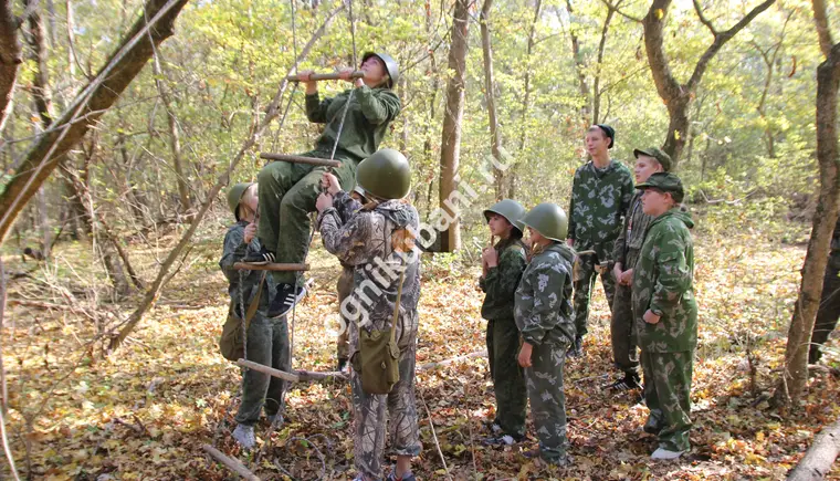 Воспитанники детского военно-патриотического клуба военно-полевой сбор провели в лесу